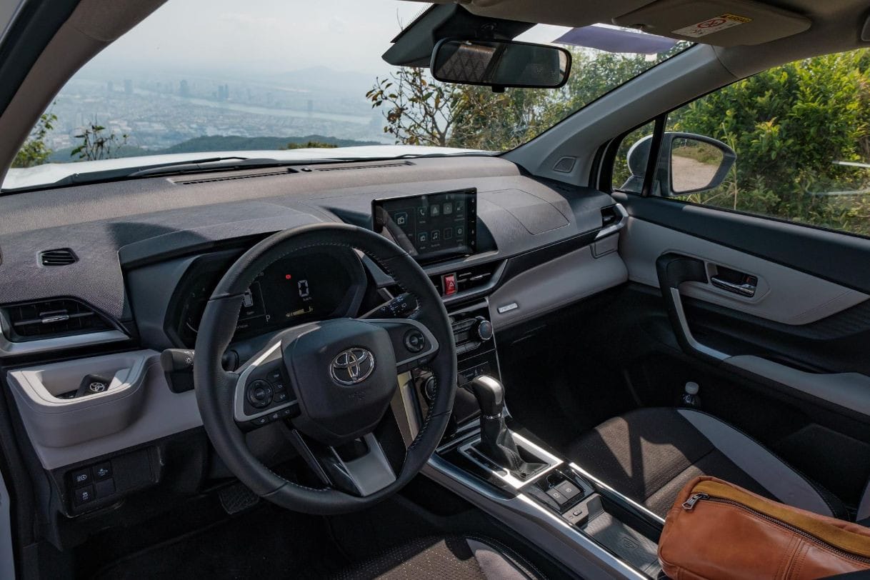 Chi tiết khoang lái và bảng taplo của Toyota Veloz, thể hiện thiết kế tinh tế và tiện ích.