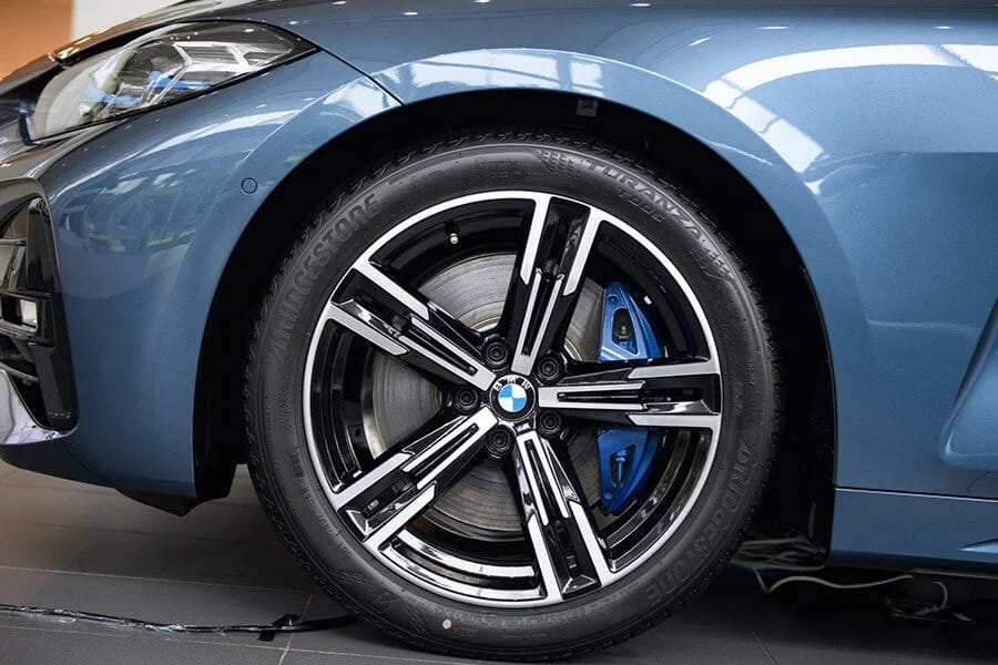 Chi tiết la-zang M Sport 18 inch hai tông màu và kẹp phanh màu xanh nổi bật của BMW 430i mui trần.