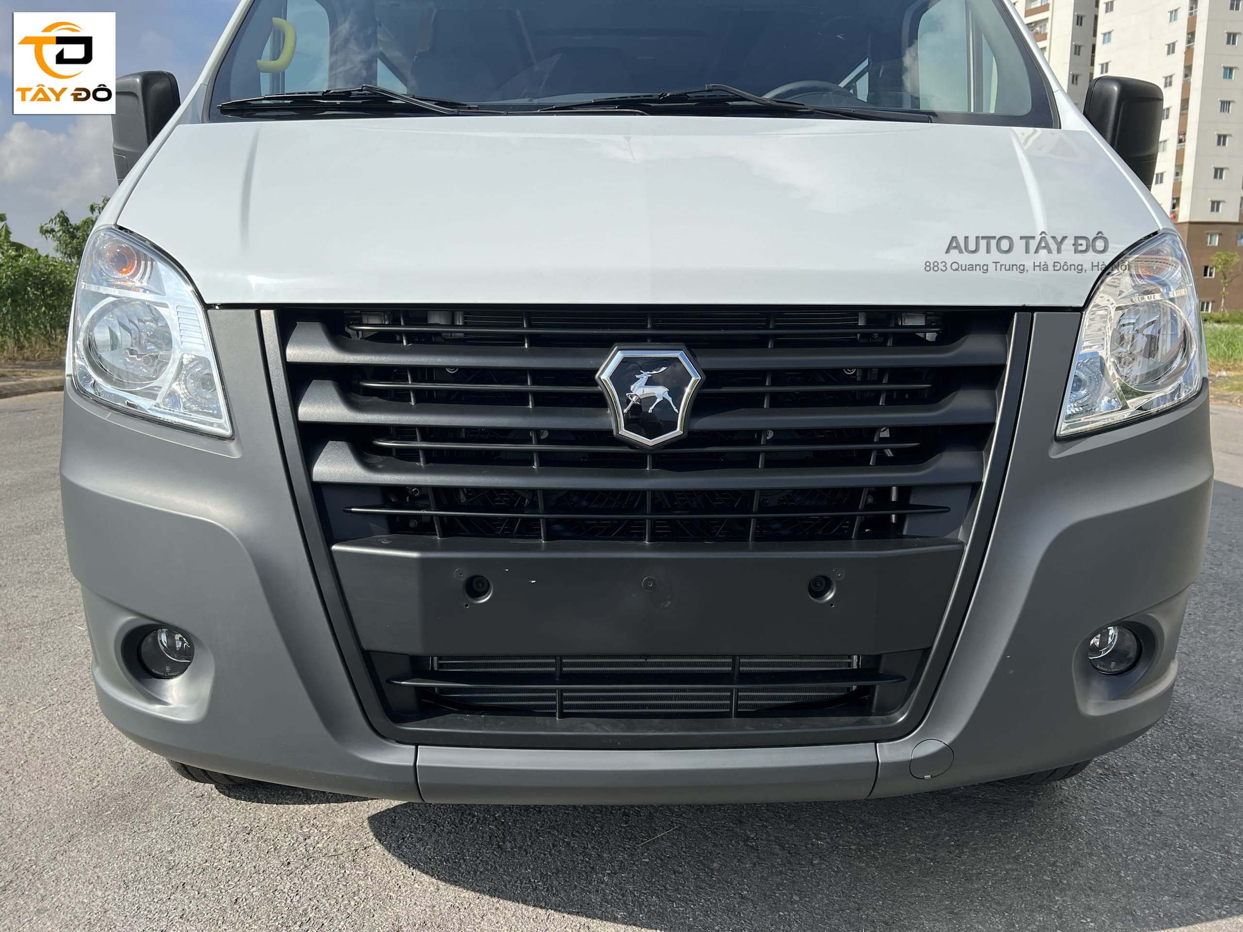 Chi tiết mặt ca lăng của xe Gaz 16 chỗ, thiết kế lưới tản nhiệt ấn tượng