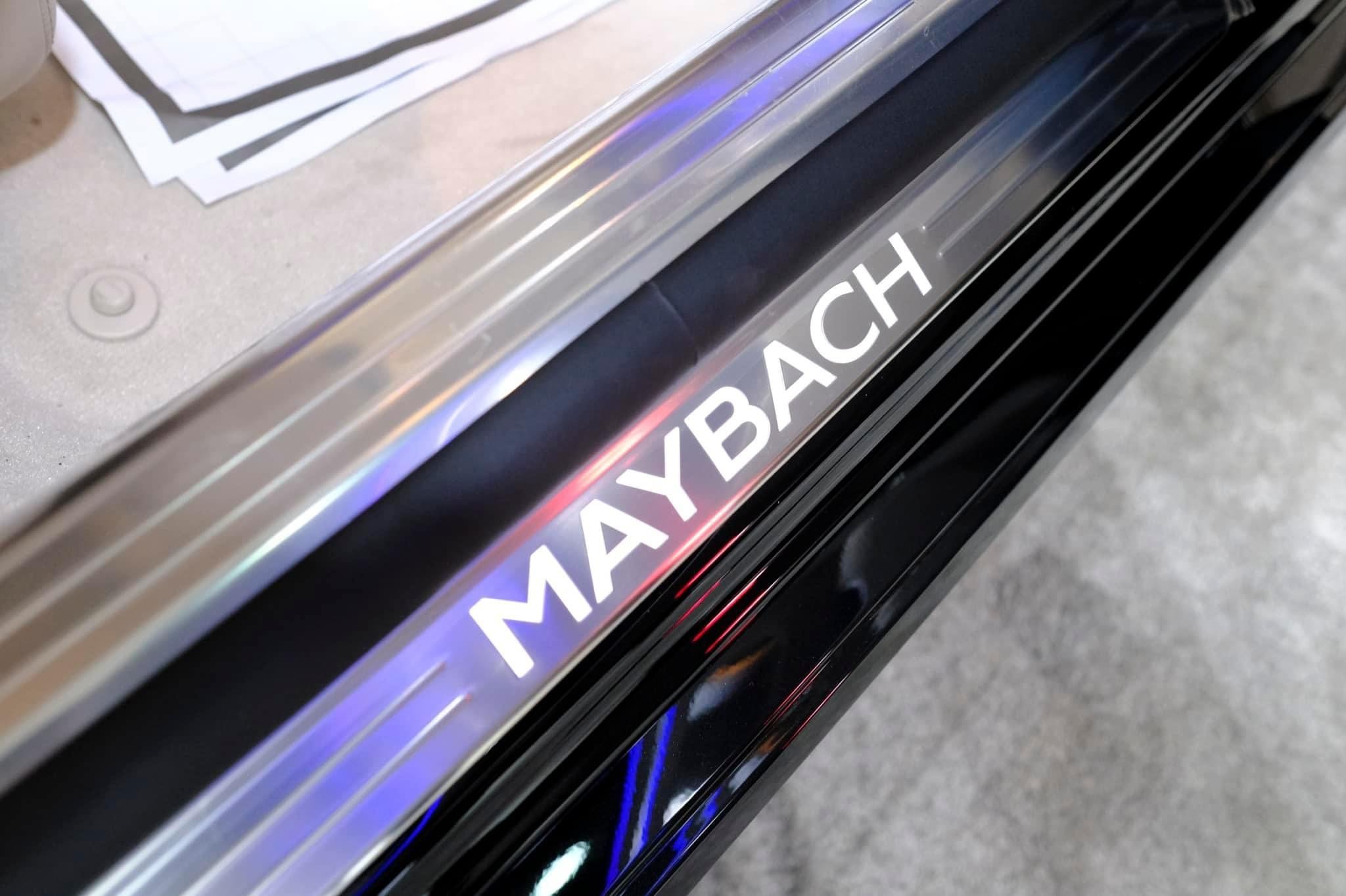 Chi tiết nội thất sang trọng với da cao cấp và các tiện ích giải trí ở khoang hành khách phía sau trên Mercedes-Maybach S650.