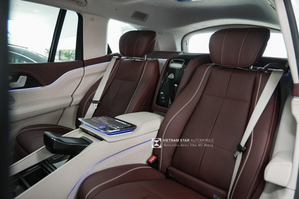Chi tiết nội thất và các nút điều khiển tiện lợi tại hàng ghế sau Maybach GLS 480