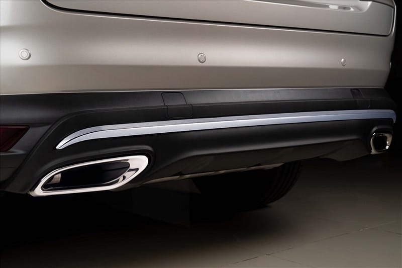 Chi tiết ốp cản sau của Mazda CX-8 với ống xả kép, tạo điểm nhấn thể thao và sang trọng.