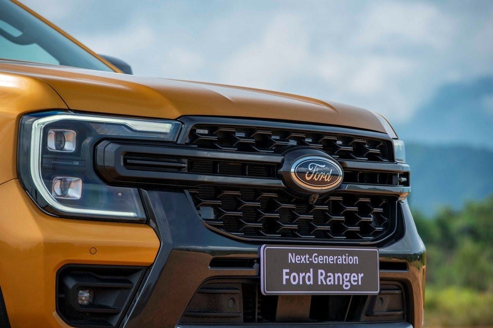 Chi tiết phần đầu xe Ford Ranger với lưới tản nhiệt lớn
