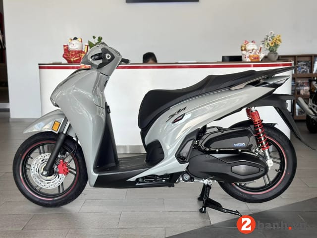Chi tiết phần yên xe của mẫu Honda SH 350i 2025 màu trắng đen, nhấn mạnh thiết kế và độ cao yên xe.