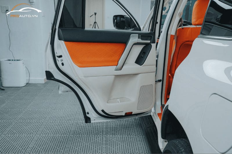 Chi tiết tapi cửa ô tô được bọc da đồng bộ với nội thất xe.