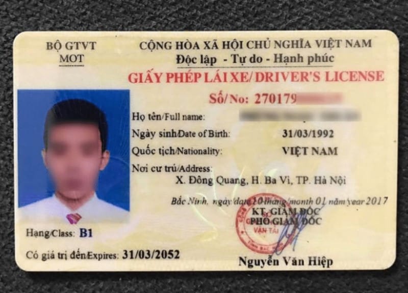 Chi tiết thẻ giấy phép lái xe PET màu vàng rơm đang được sử dụng phổ biến