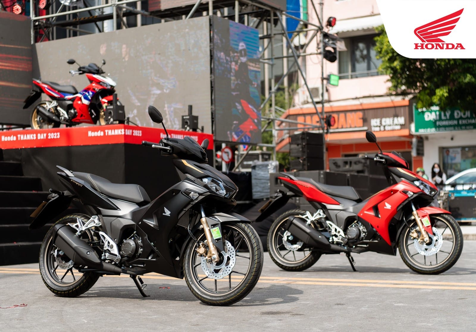 Chi tiết thiết kế ngoại thất cá tính của Honda Winner X đỏ đen
