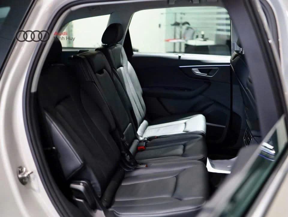 Chi tiết vô lăng và bảng điều khiển Audi Q7 2025 hiện đại