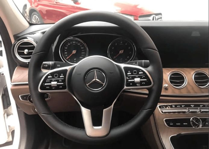 Chi tiết vô lăng và bảng táp-lô Mercedes E200