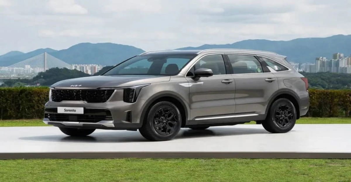 Chiếc KIA Sorento 7 chỗ màu bạc với kiểu dáng SUV mạnh mẽ, thu hút ánh nhìn nhờ thiết kế thể thao và các trang bị tiện nghi hiện đại bên trong, đại diện cho dòng SUV 7 chỗ KIA.