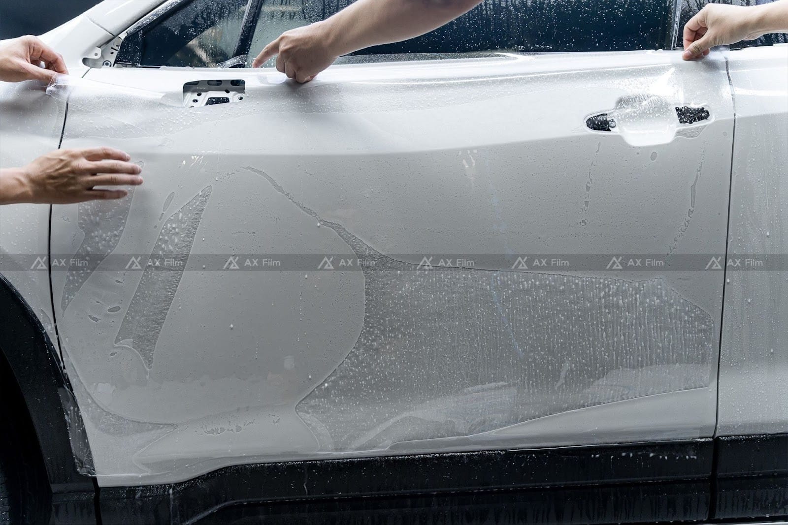 Chiếc Subaru màu trắng thanh nhã, một trong những màu sắc hợp với người sinh tháng 6 theo phong thủy xe