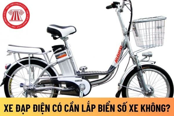 Chiếc xe đạp điện màu trắng xanh đang chạy trên đường, làm rõ quy định về đăng ký và biển số xe đạp điện