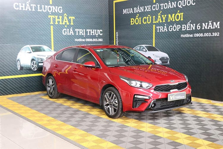 Chiếc xe màu đỏ rực rỡ, gam màu bản mệnh của người mệnh Hỏa.