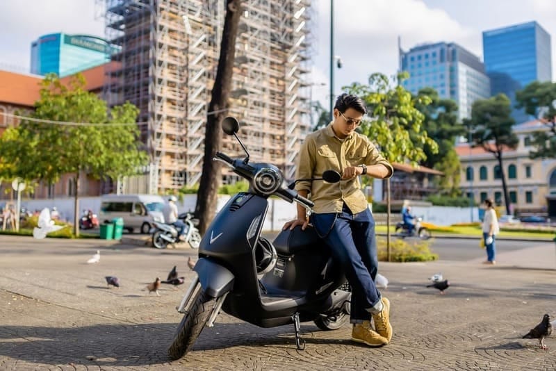 Chiếc xe máy màu đen huyền bí thu hút mọi ánh nhìn trên phố