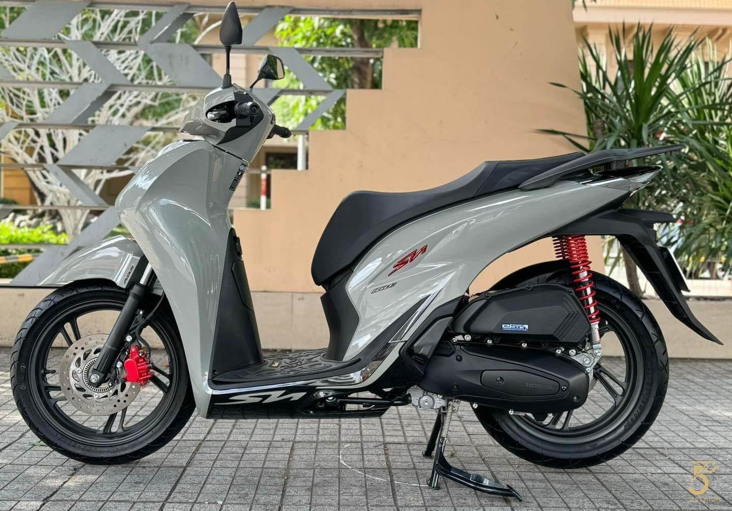 Chiếc xe máy SH 160i toát lên vẻ mạnh mẽ, lịch lãm