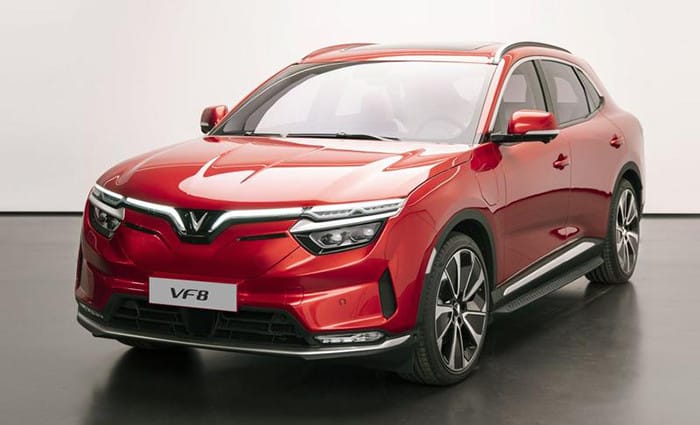 Chiếc xe ô tô VinFast VF8 màu bạc sang trọng trên đường
