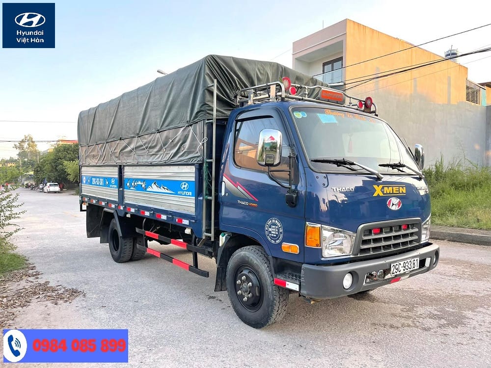 Chiếc xe tải 5 tấn cũ với thùng bạt linh hoạt