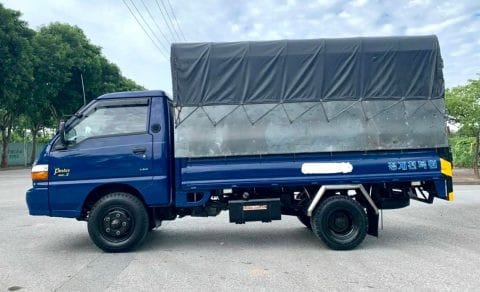 Chiếc xe tải Hyundai H100 1 tấn cũ đời 2010 với cabin đôi, mang lại sự tiện nghi cho người lái.