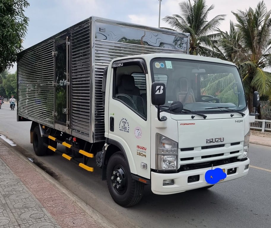 Chiếc xe tải Isuzu 5 tấn cũ còn vận hành tốt tại Đồng Tháp
