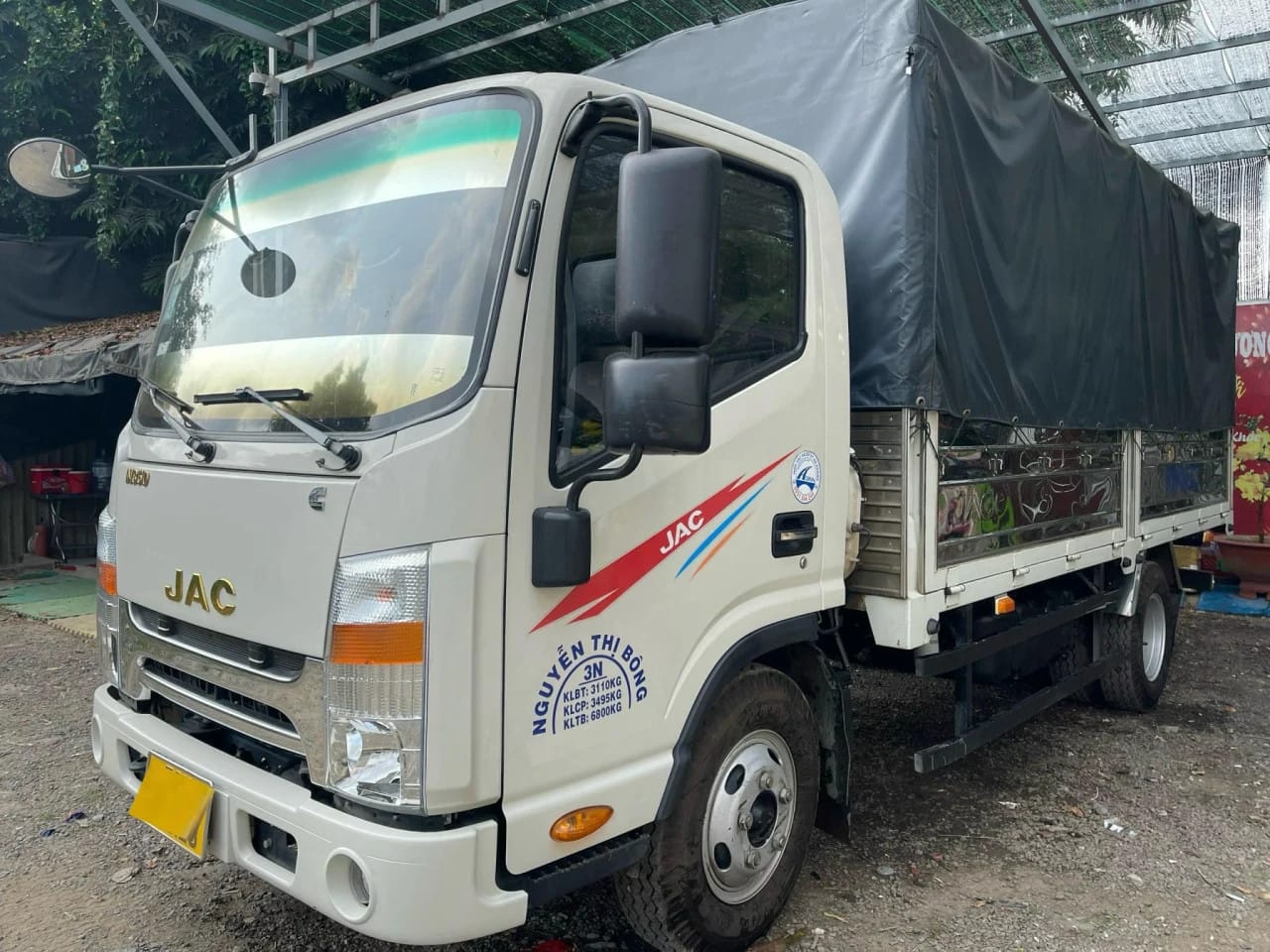 Chiếc xe tải JAC cũ 2.5 tấn đang được trưng bày để bán