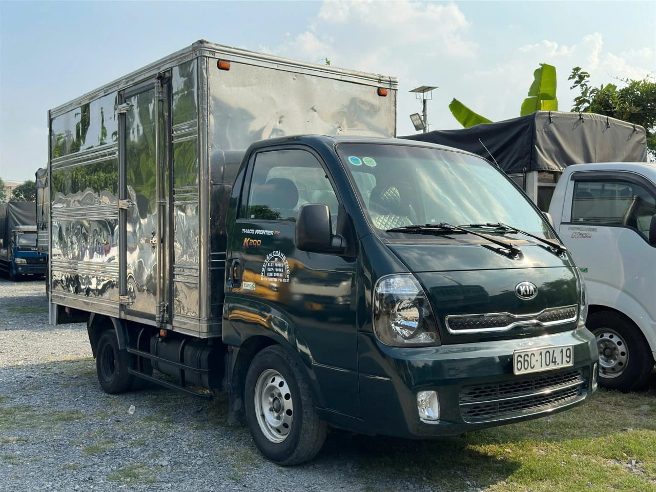 Chiếc xe tải Kia K200 cũ đang được rửa sạch trước khi bán ở Đồng Tháp