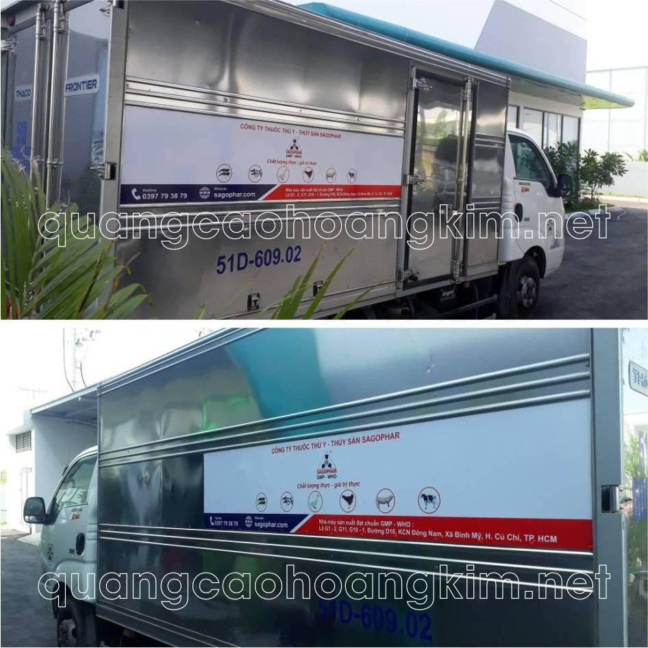 Chiếc xe tải màu xanh trang trí tem dán logo công ty chuyên nghiệp