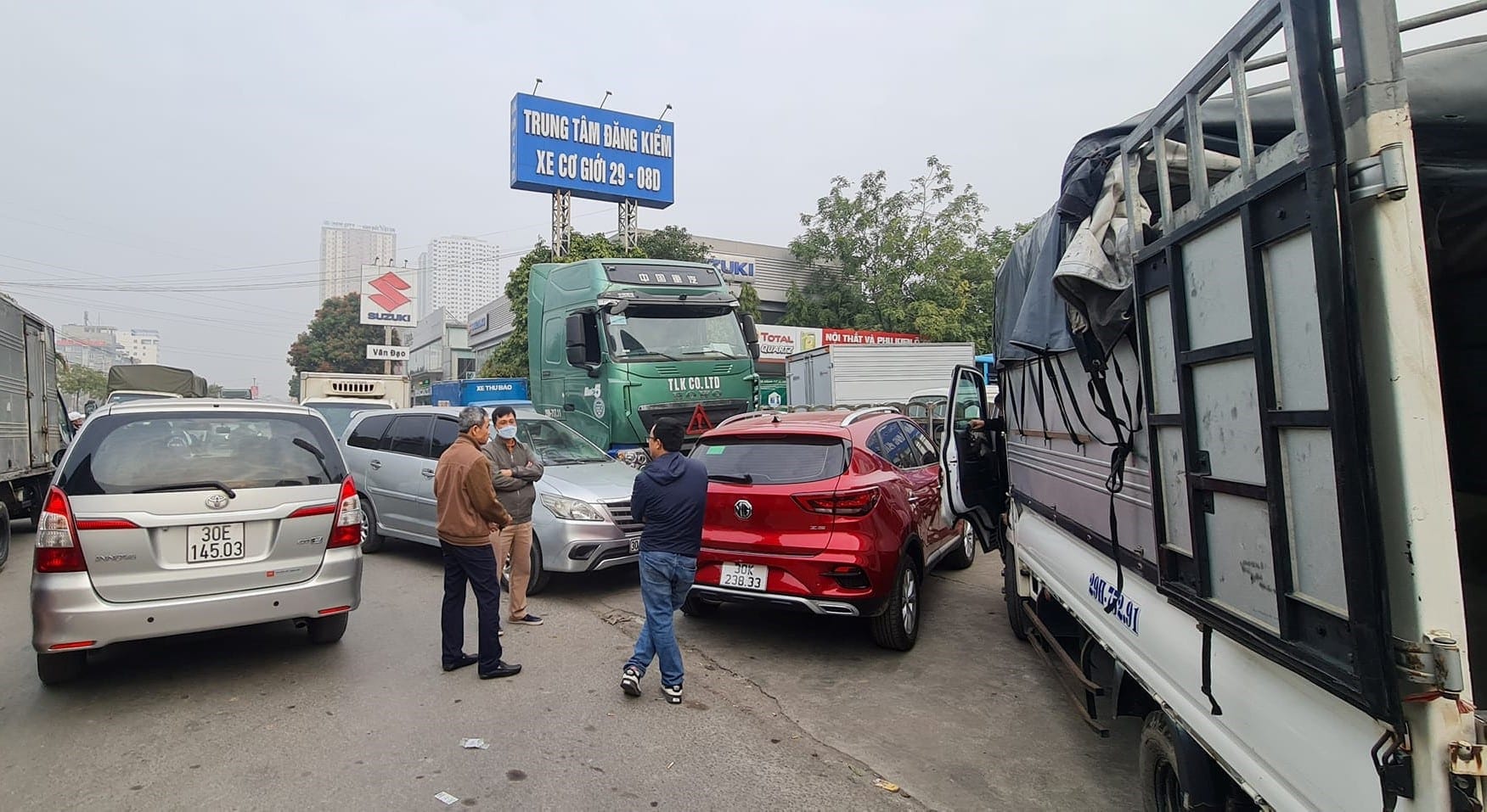 Chiếc xe tải van đang chạy trên đường, minh họa cho việc cần nắm rõ quy định về chi phí đăng kiểm xe tải