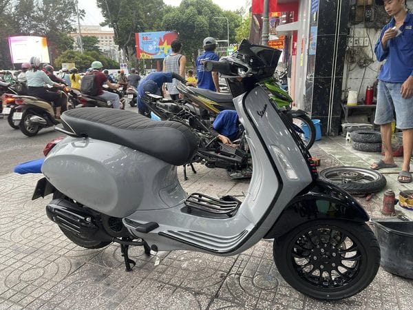Chiếc xe Vespa đã được sơn lại với màu sắc tươi mới và bóng bẩy, thể hiện vẻ đẹp hoàn hảo sau quá trình phục hồi sơn.