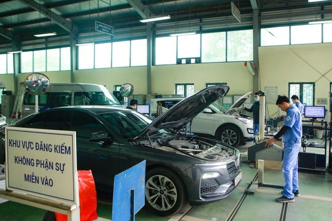 Chủ xe và nhân viên trung tâm đăng kiểm đang trao đổi về tình trạng xe.