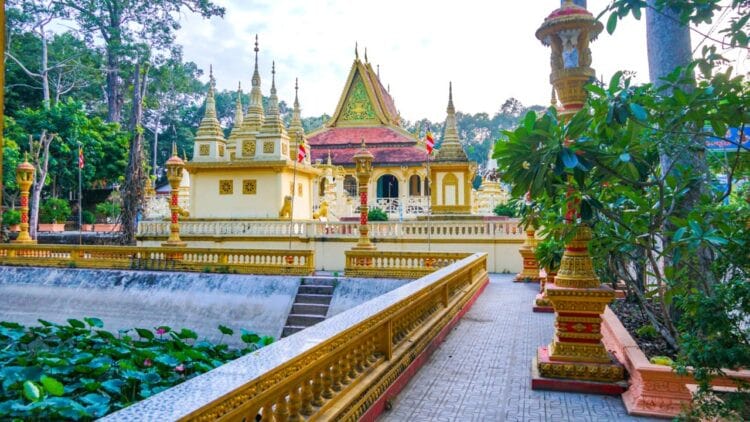 Chùa Âng với kiến trúc Khmer truyền thống tinh xảo, điểm tham quan gần Bến xe Trà Vinh