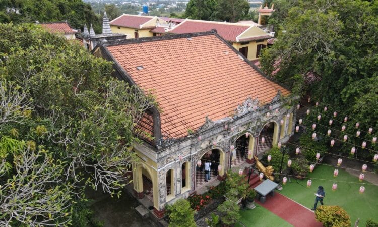 Chùa Bửu Phong với kiến trúc cổ kính, điểm đến tâm linh gần khu vực bến xe Biên Hòa