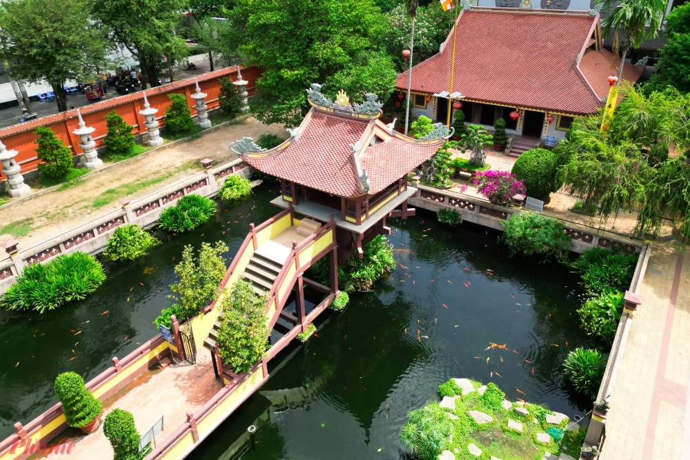 Chùa Một Cột như một đóa sen thanh khiết giữa hồ, biểu tượng văn hóa của Hà Nội