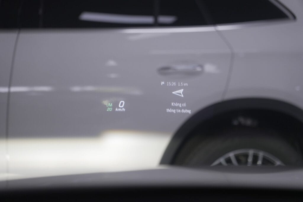 Chức năng hiển thị thông tin trên kính chắn gió (Head-up Display) của Mercedes S450 Luxury, cung cấp thông tin quan trọng.