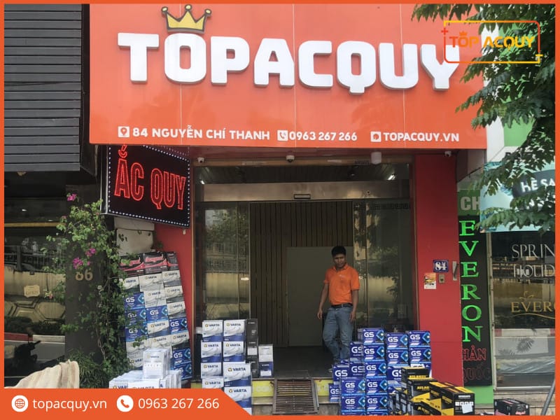 chuyên gia kiểm tra ắc quy xe vios tại cửa hàng