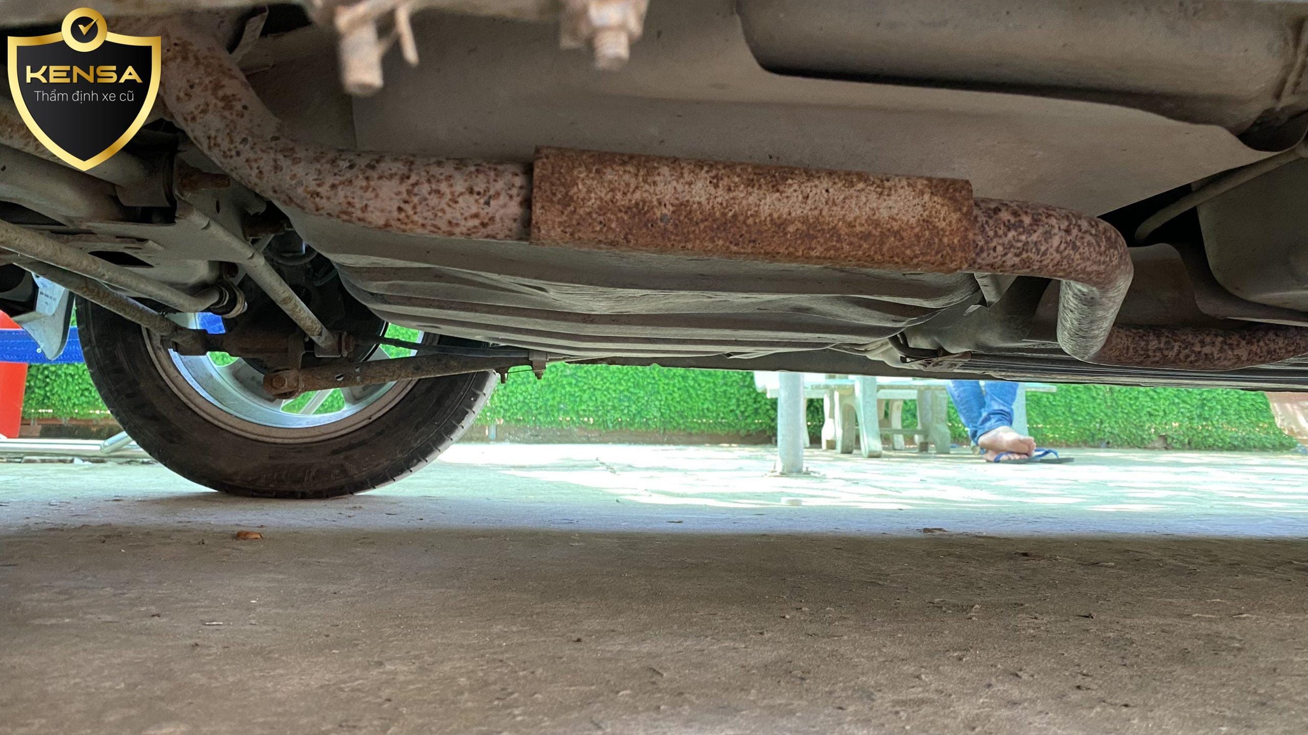 Chuyên gia kiểm tra khung gầm xe Ford LASER cũ, phát hiện cong vênh hoặc dấu hiệu bị kéo nắn sau va chạm mạnh