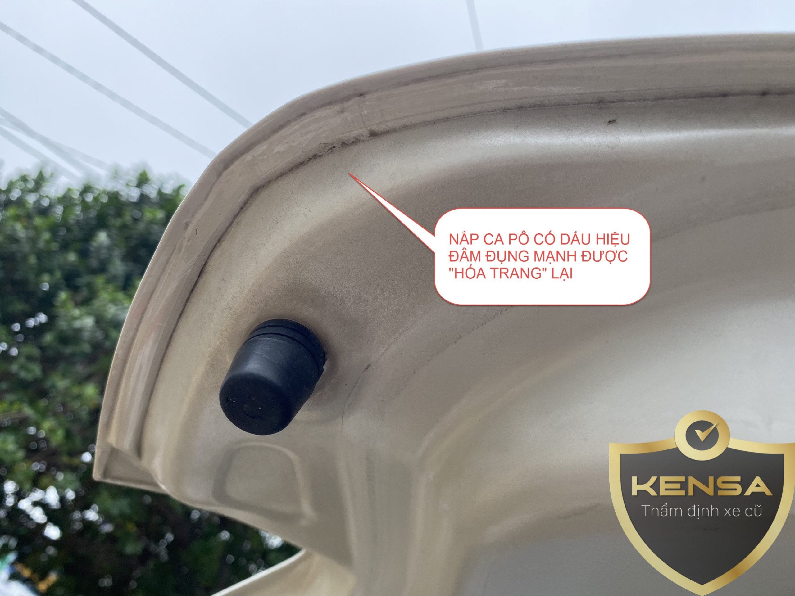 Chuyên gia kiểm tra kỹ lưỡng nắp capo xe Huyndai i10 cũ, tìm kiếm dấu hiệu làm lại keo chỉ hoặc sửa chữa