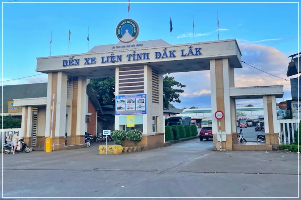 Cổng chính Bến xe phía Bắc BMT nhộn nhịp