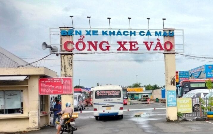 Cổng chính của bến xe khách Cà Mau với kiến trúc hiện đại và biển hiệu rõ ràng