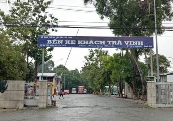 Cổng chính của bến xe khách Trà Vinh với biển hiệu rõ ràng