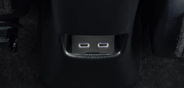 Cổng sạc USB tiện lợi cho hành khách hàng ghế sau trên Vios số sàn