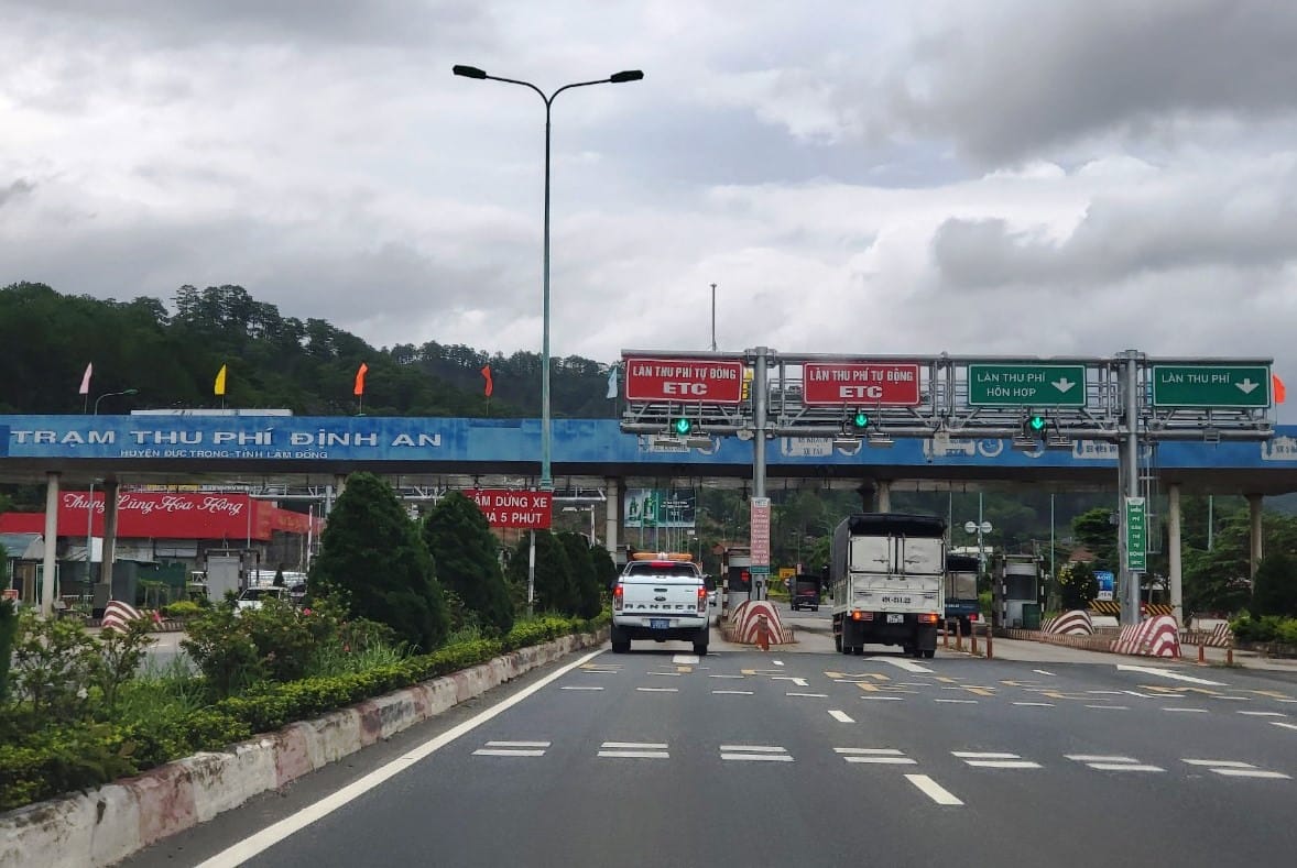 Cổng trạm thu phí Định An với các làn thu phí