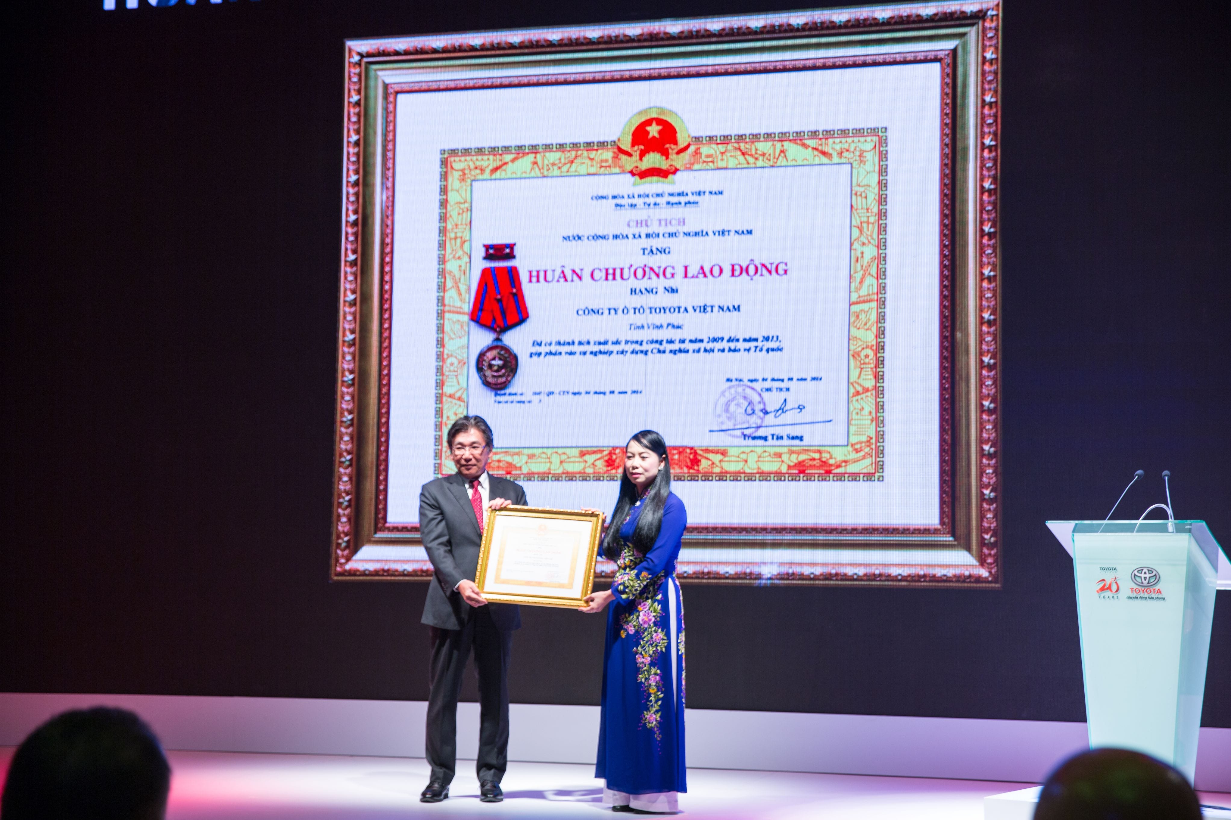 Công ty Toyota Việt Nam nhận Huân chương Lao động hạng Nhì
