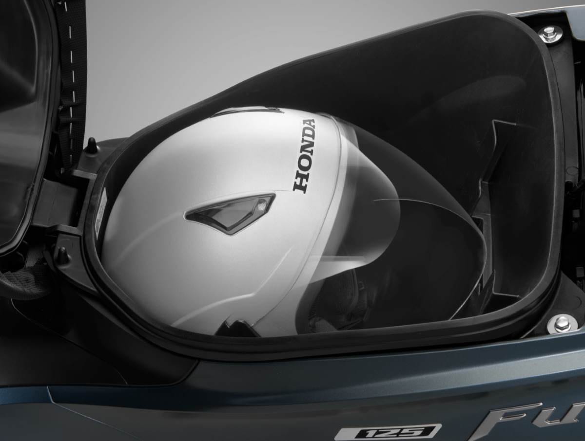 Cốp xe U-Box của Honda Future 125 FI rộng rãi, có thể chứa mũ bảo hiểm và nhiều vật dụng cá nhân tiện lợi.