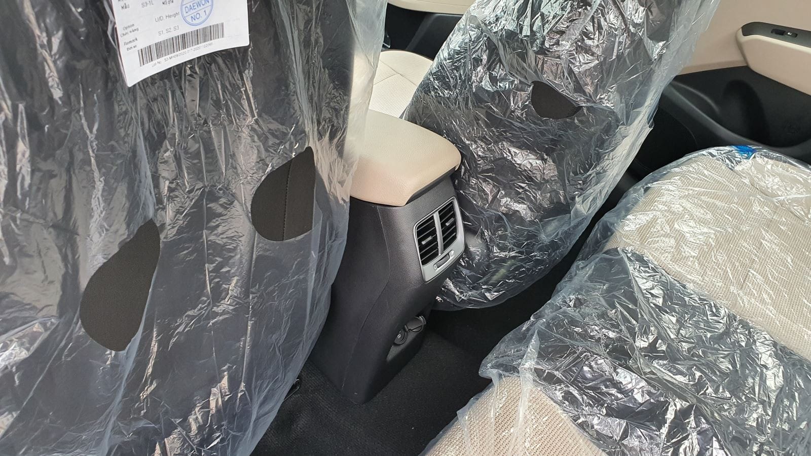 Cửa gió điều hòa cho hàng ghế sau trên Hyundai Accent 2022 AT tiêu chuẩn