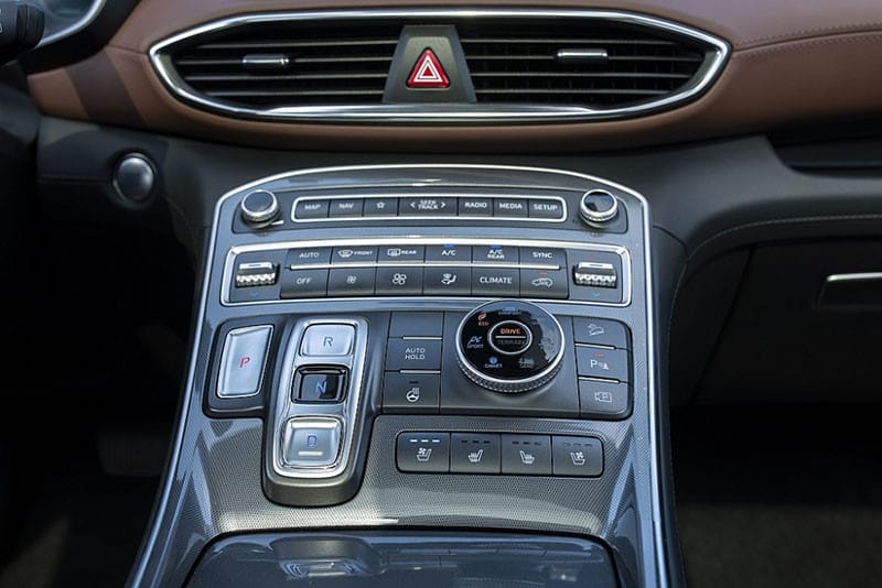 Cửa gió điều hòa cho hàng ghế sau trên Hyundai SantaFe 2024, đảm bảo sự mát mẻ cho mọi hành khách, một phần của giá trị tổng thể của giá xe SantaFe 2024.