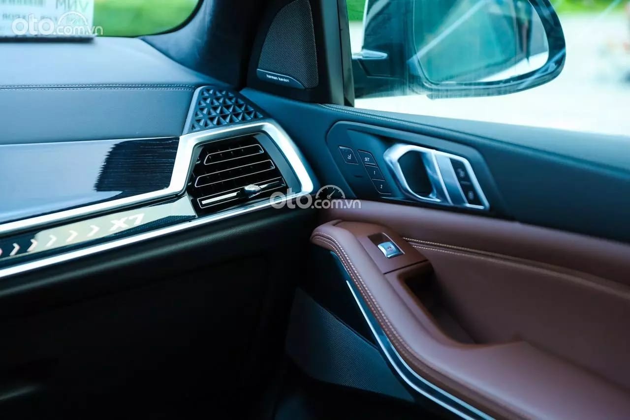 Cửa gió điều hòa được thiết kế tinh tế trên BMW X7, đảm bảo không khí trong lành cho khoang nội thất.