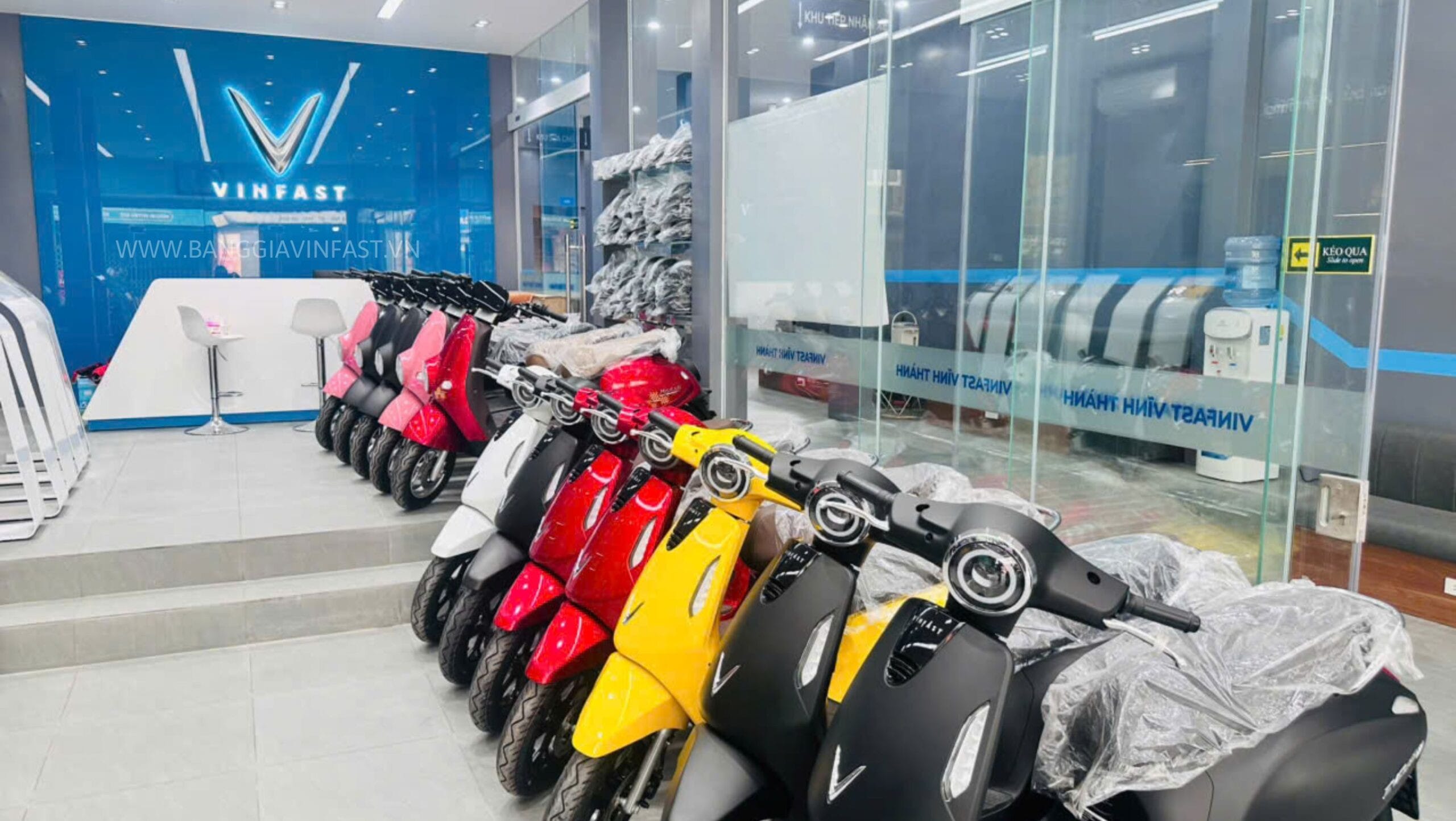 Cửa hàng xe máy điện trưng bày đa dạng mẫu xe