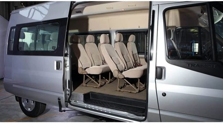 Cửa lùa tự động và bệ bước chân giúp khách hàng lên xuống xe về Bình Thuận của Bảo Trâm dễ dàng