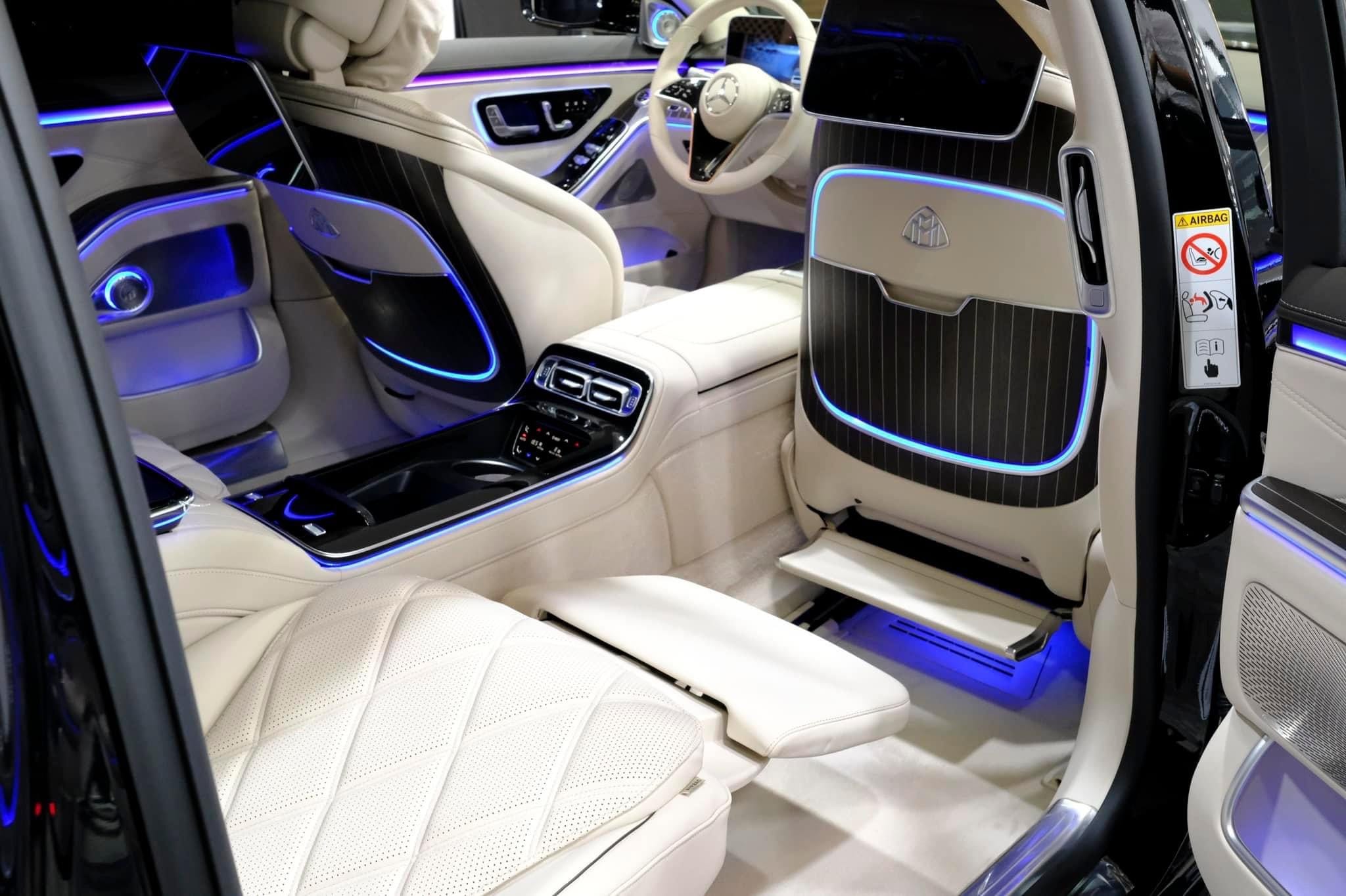 Cửa sổ trời MAGIC SKY CONTROL siêu rộng trên Maybach S650, mang đến ánh sáng tự nhiên và cảm giác thoáng đãng cho không gian nội thất sang trọng.
