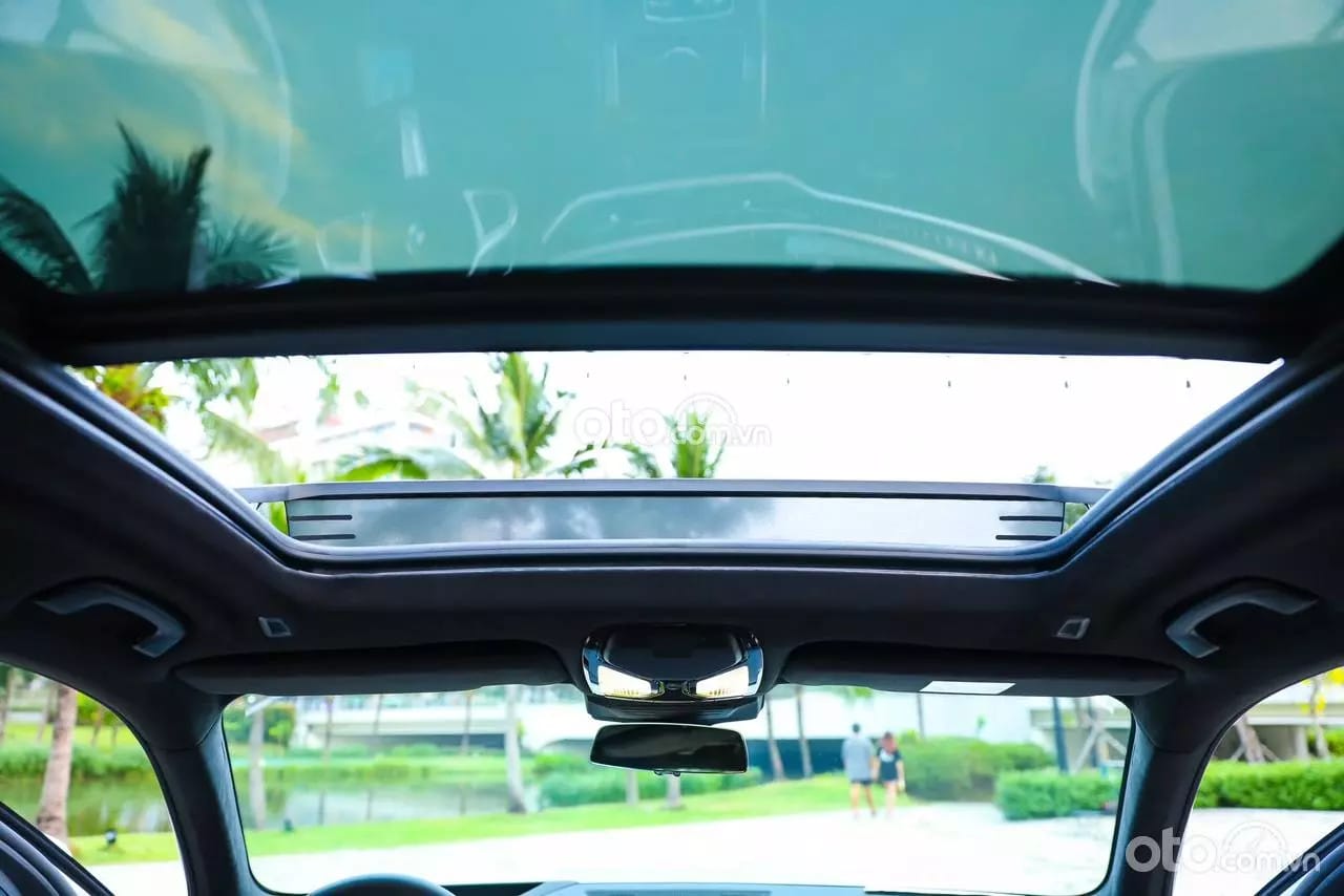 Cửa sổ trời toàn cảnh Panorama Sky Lounge của BMW X7 tạo không gian mở và thoáng đãng, gia tăng trải nghiệm sử dụng.